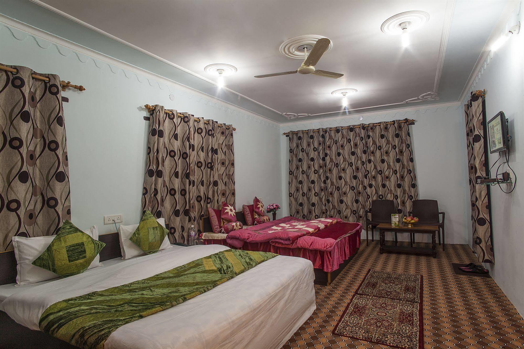 Hotel Sheesha Residency à Srīnagar Extérieur photo